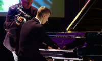 Russian teenager born with no fingers becomes celebrated piano player
